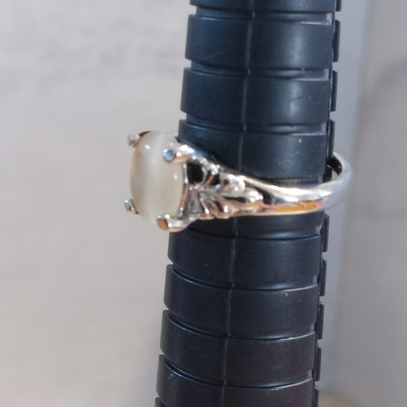 Elegant Silver and Cream White Women's Ring Nwot - Picture 3 of 6